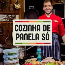 Curso Enzo Neto - Cozinha de uma panela só - Lumina Cursos Enzo Neto sorrindo, mostrando uma panela com alimentos frescos e organizados, simbolizando uma cozinha prática e eficiente.